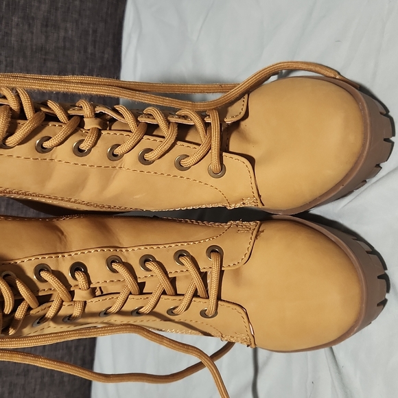 Guess heeled platform boots - Picture 6 of 7